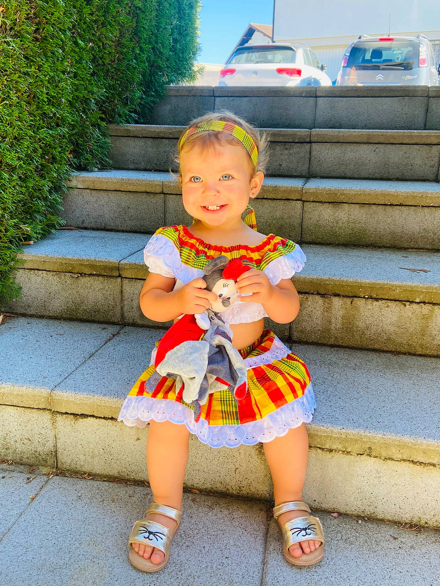 Alèna a rejoint le concours — aidez-le/la à gagner de superbes lots ! baby_toddler_clothing, clothing, dress, footwear, fun, grass, happy, joy, knee, leg, leisure, person, plant, public_space, recreation, shoe, sky, sneakers, standing, thigh