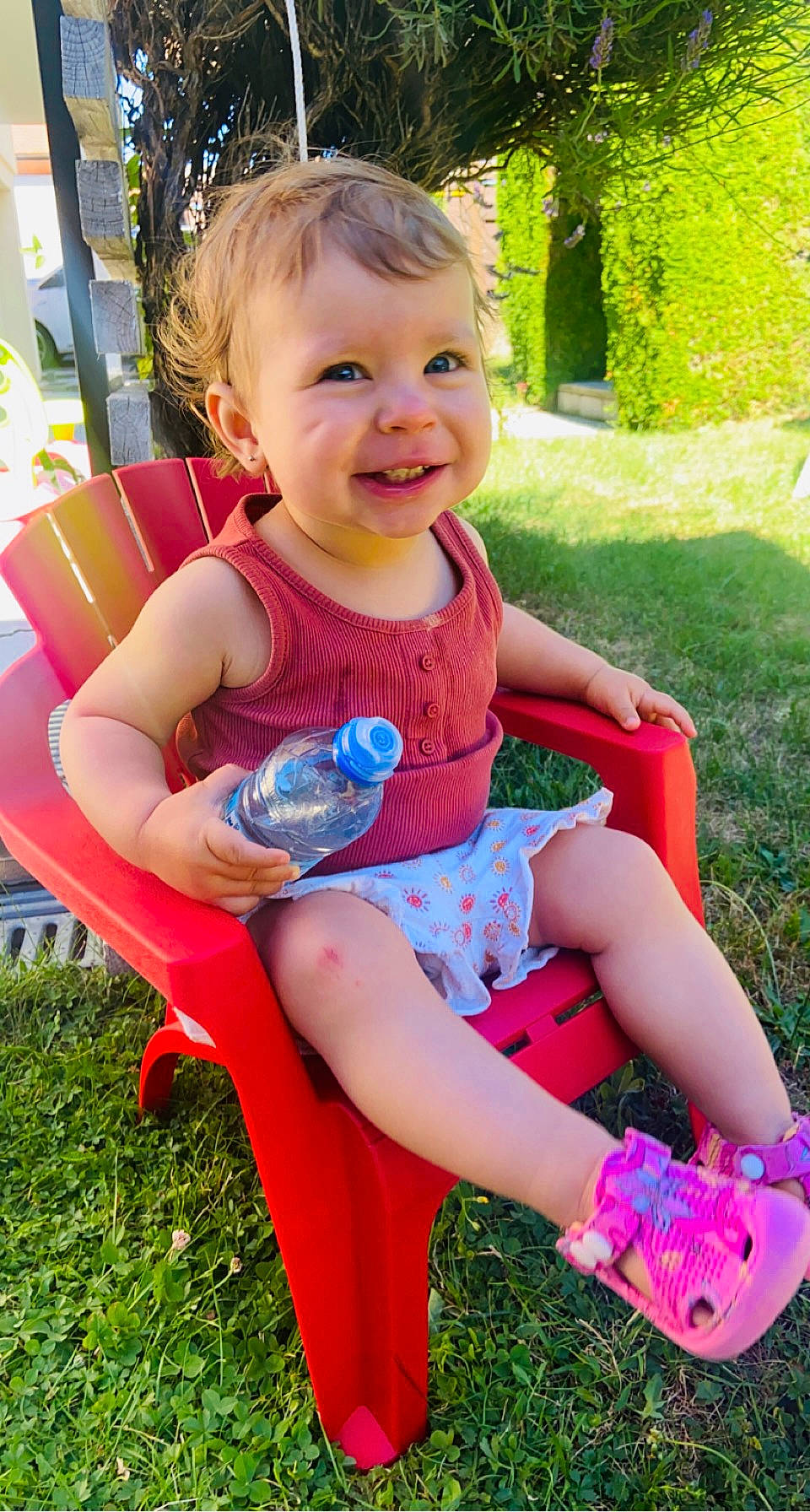 Alèna participe au concours pour gagner de l'argent avec cette photo : baby_toddler_clothing, child, face, fun, grass, green, happy, joy, lawn, leg, leisure, people_in_nature, person, photograph, pink, plant, shorts, sitting, smile, summer