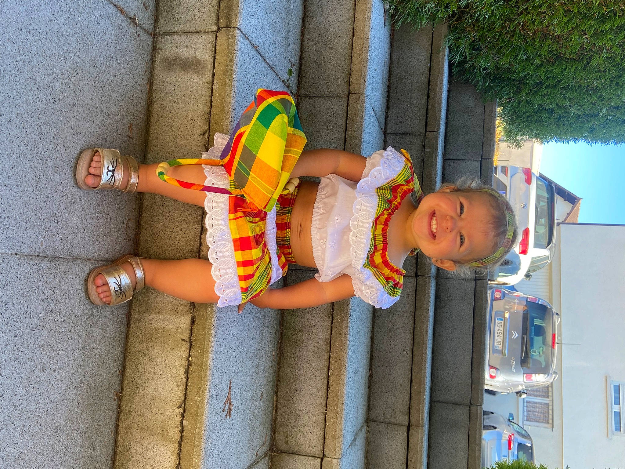 Alèna participe au concours pour gagner de l'argent avec cette photo : baby, baby_toddler_clothing, child, clothing, foot, fun, happy, human_leg, joy, knee, leg, leisure, pattern, person, plant, room, sandal, smile, sock, thigh