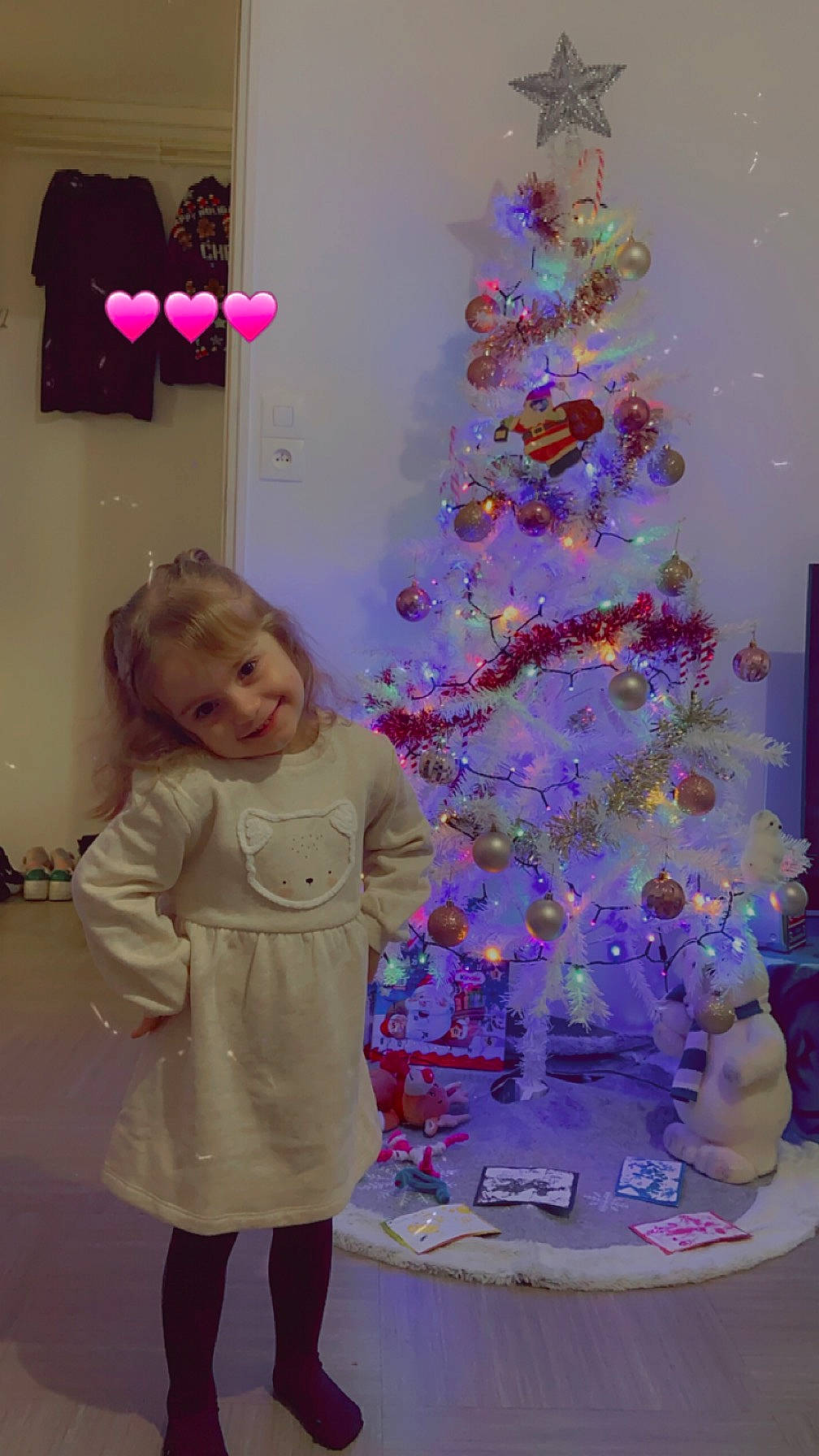 Elisa participe au concours pour gagner de l'argent avec cette photo : christmas, christmas_decoration, christmas_ornament, christmas_tree, event, evergreen, fun, holiday, holiday_ornament, joy, ornament, person, pink, plant, purple, room, smile, standing, toddler, tree