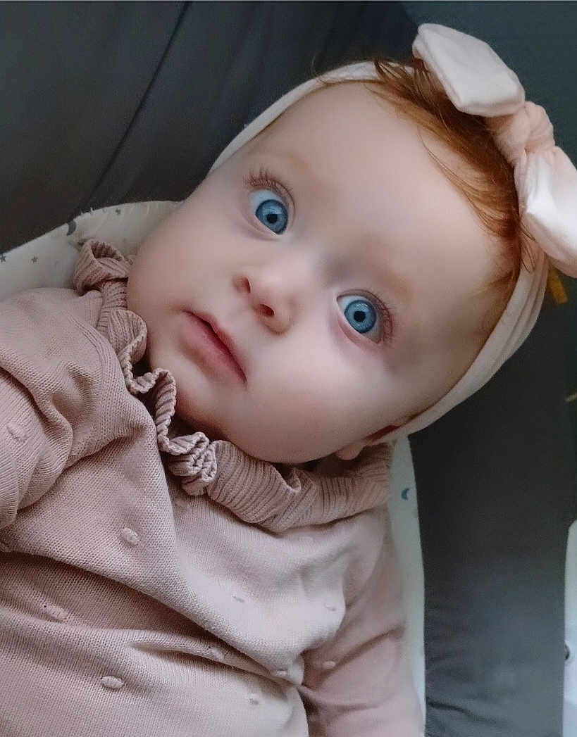 Lina a rejoint le concours — aidez-le/la à gagner de superbes lots ! baby, child, blue_eyes, headband, pink_clothing, ruffles, portrait, closeup, infant, cute, fashion, soft_lighting, indoors, baby_girl, expression, face, person, young_child, adorable, headwear