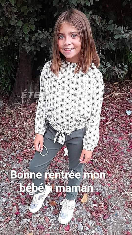 Kellya a rejoint le concours — aidez-le/la à gagner de superbes lots ! arm, clothing, grass, happy, human_body, joy, knee, leg, outerwear, pattern, people_in_nature, person, plaid, plant, shoe, sleeve, smile, street_fashion, style, t_shirt