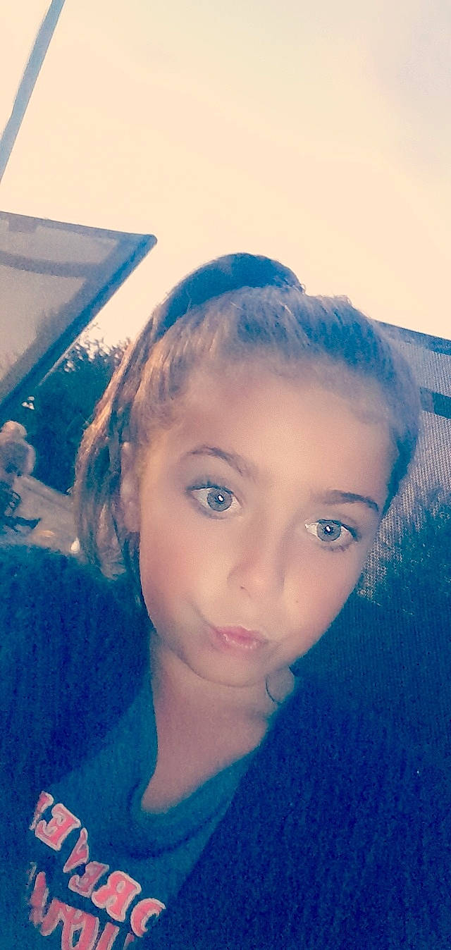 Kellya participe au concours pour gagner de l'argent avec cette photo : black_hair, chin, cloud, cool, eyebrow, eyelash, flash_photography, forehead, grass, happy, iris, jaw, lip, long_hair, neck, nose, person, selfie, shoulder, sky