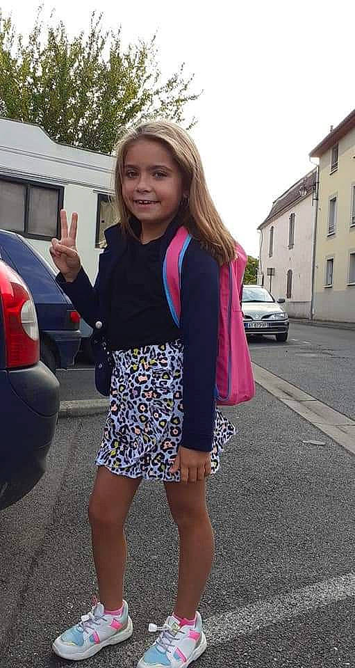 Kellya participe au concours pour gagner de l'argent avec cette photo : asphalt, automotive_design, bag, blazer, car, dress, eyewear, footwear, joy, knee, leg, luggage_and_bags, person, sleeve, smile, sportswear, street_fashion, tartan, textile, thigh