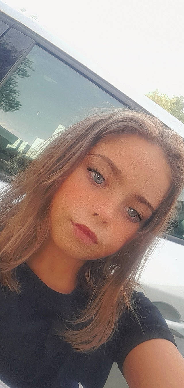 Kellya a rejoint le concours — aidez-le/la à gagner de superbes lots ! bangs, beauty, black_hair, car, eyebrow, eyelash, eyewear, forehead, grass, jaw, layered_hair, lip, long_hair, nose, person, plant, selfie, street_fashion, tints_and_shades, tree