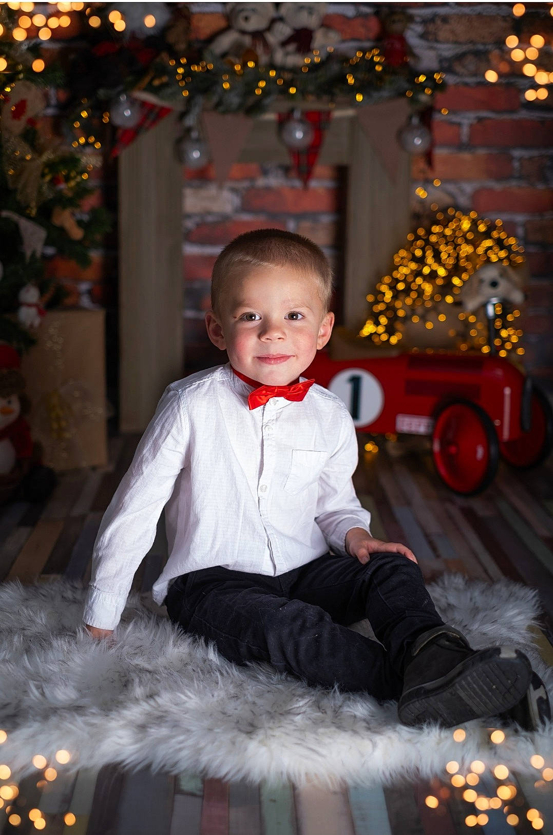 Léandre a rejoint le concours — aidez-le/la à gagner de superbes lots ! black, child, christmas, facial_expression, fashion, flash_photography, fun, happy, joy, light, lighting, person, photograph, red, smile, standing, tie, tire, toddler, tree