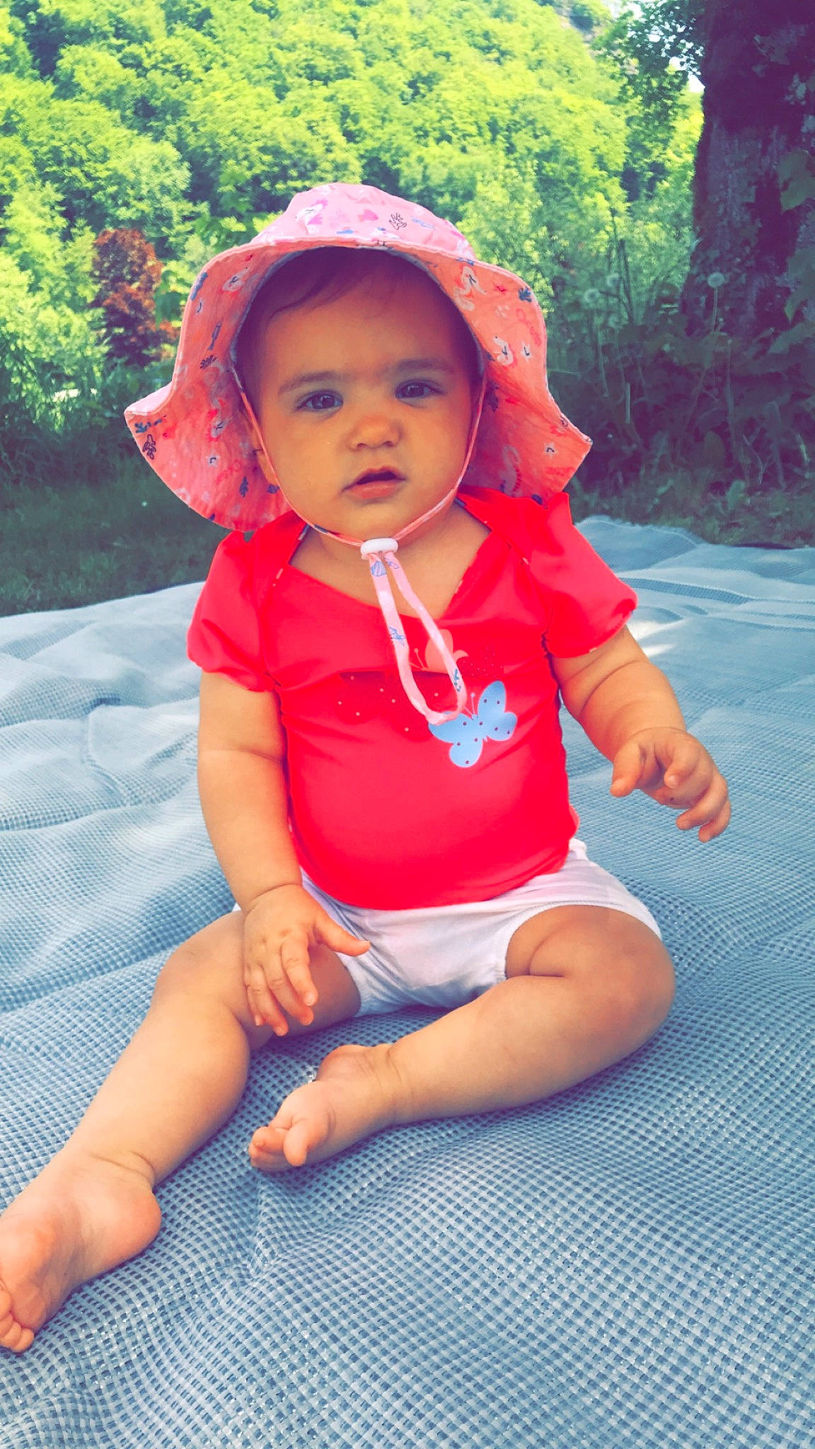 Kiara a rejoint le concours — aidez-le/la à gagner de superbes lots ! baby, baby_toddler_clothing, cap, child, electric_blue, eye, fun, grass, happy, leisure, mouth, nose, person, plant, recreation, skin, summer, sun_hat, thigh, toddler