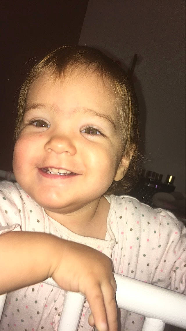 Kiara a rejoint le concours — aidez-le/la à gagner de superbes lots ! arm, baby_toddler_clothing, cheek, chin, eye, eyebrow, face, facial_expression, flash_photography, gesture, hand, happy, head, iris, joy, lip, mouth, nose, person, skin