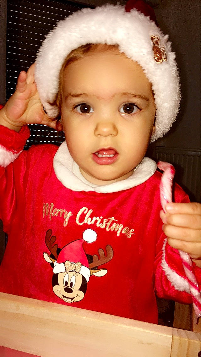 Kiara a rejoint le concours — aidez-le/la à gagner de superbes lots ! baby_toddler_clothing, cheek, chin, eyelash, face, facial_expression, finger, gesture, hand, happy, head, lip, nose, organ, person, pink, product, skin, sleeve, t_shirt