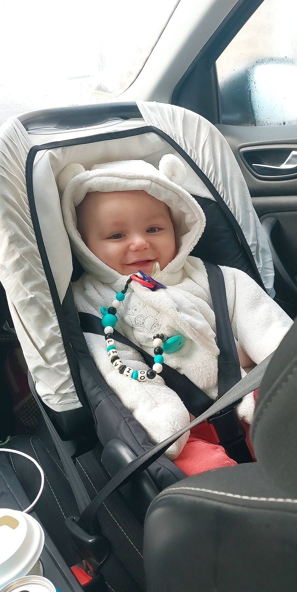 Livio a rejoint le concours — aidez-le/la à gagner de superbes lots ! auto_part, automotive_design, baby, baby_carriage, baby_products, baby_safety, baby_toddler_clothing, car_seat, child, comfort, family_car, fun, happy, headwear, motor_vehicle, person, sitting, toddler, vacation, winter