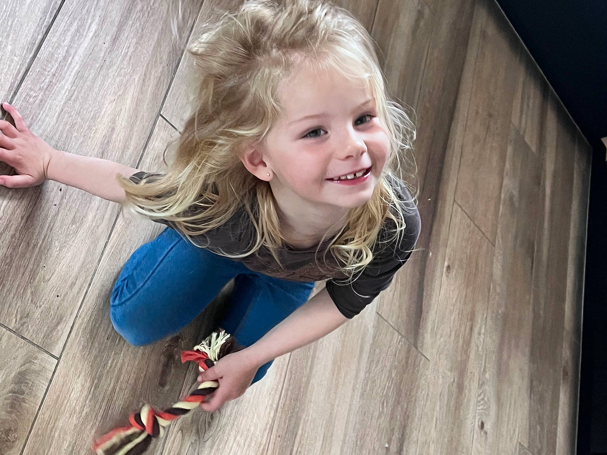 Elyne participe au concours pour gagner de l'argent avec cette photo : beauty, child, flash_photography, floor, flooring, fun, grass, hand, happy, hardwood, human_leg, joy, leisure, organ, person, skin, smile, standing, toddler, tree