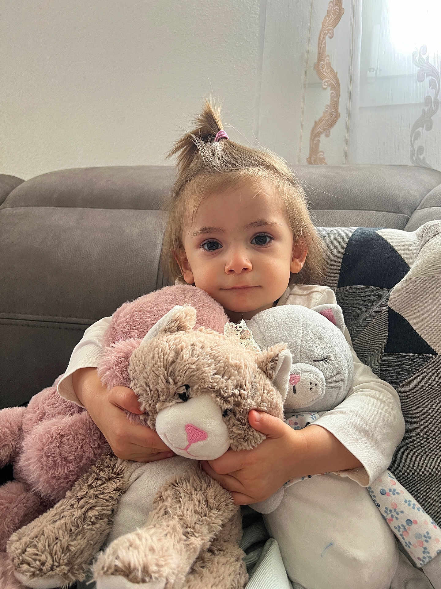 Leyna a rejoint le concours — aidez-le/la à gagner de superbes lots ! toddler, child, stuffed_animal, cat_plush, couch, living_room, toy, child_hugging, cute, portrait, indoor, young_child, soft_toys, cozy, smiling, person, hair_tie, fabric, home, comfort