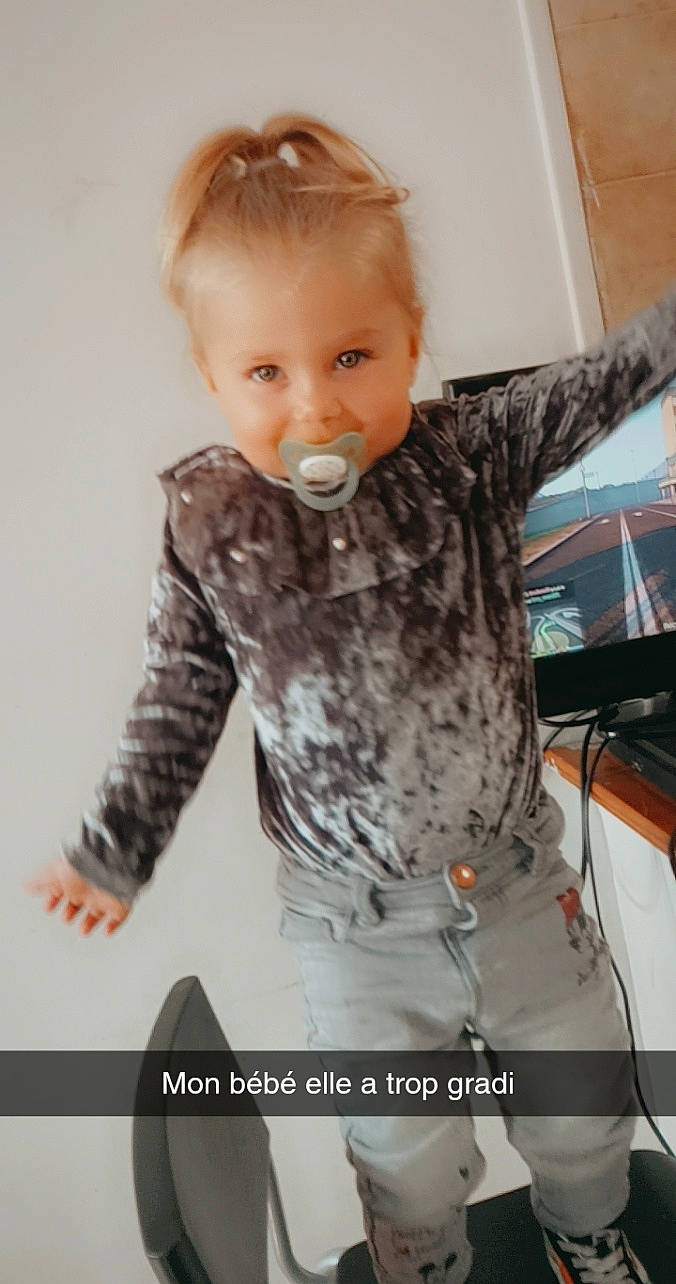 Kaylah a rejoint le concours — aidez-le/la à gagner de superbes lots ! baby, child, child_model, hair, hairstyle, nose, outerwear, person, photo_caption, photography, play, sleeve, smile, t_shirt, toddler, top