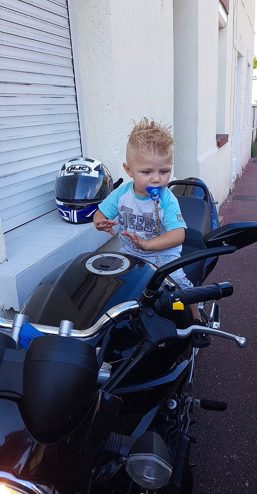 Alonzo a rejoint le concours — aidez-le/la à gagner de superbes lots ! automotive_window_part, child, person, toddler, vehicle, windshield