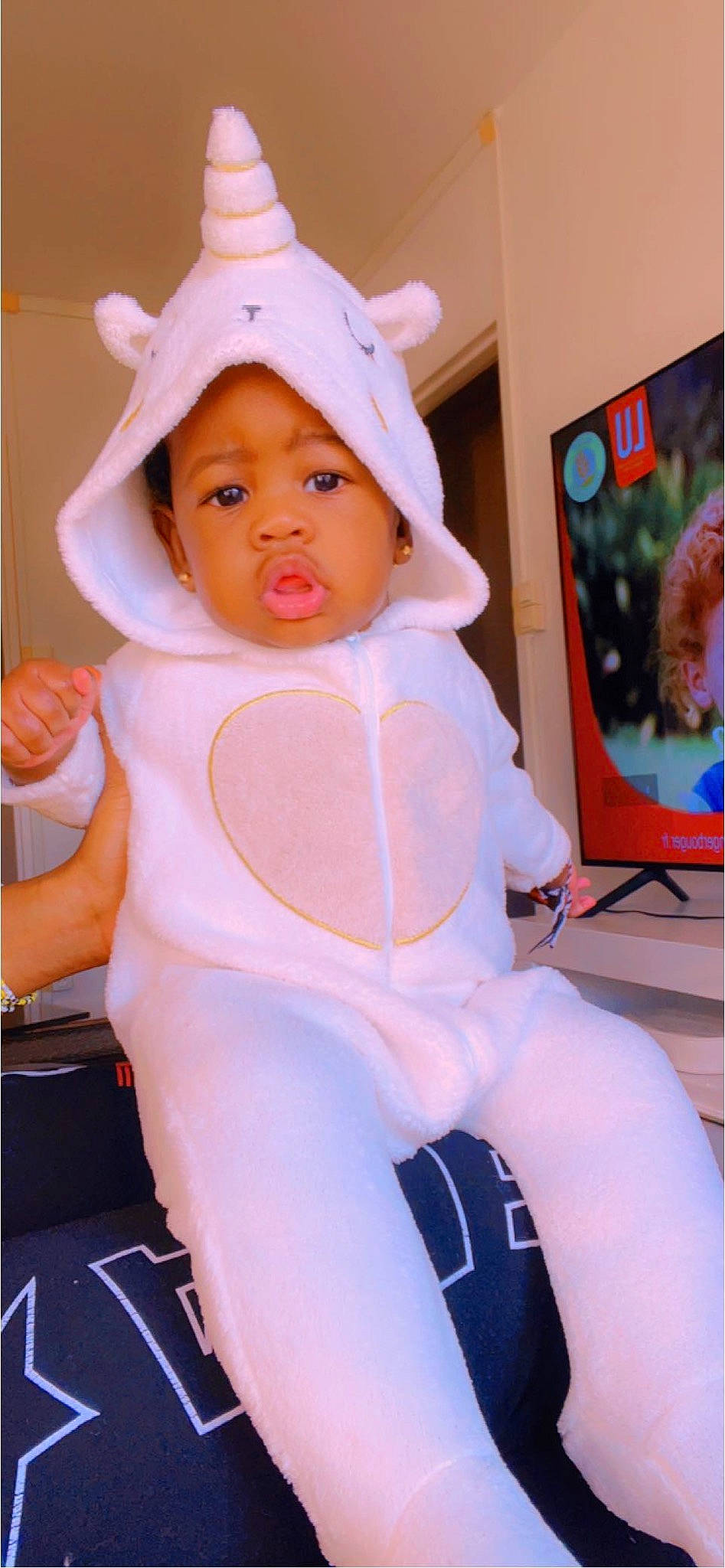 Nafissa participe au concours pour gagner de l'argent avec cette photo : baby, baby_products, baby_toddler_clothing, cap, cheek, child, eye, eyelash, fashion_accessory, fun, happy, headwear, human_leg, lip, magenta, person, pink, sitting, skin, sleeve