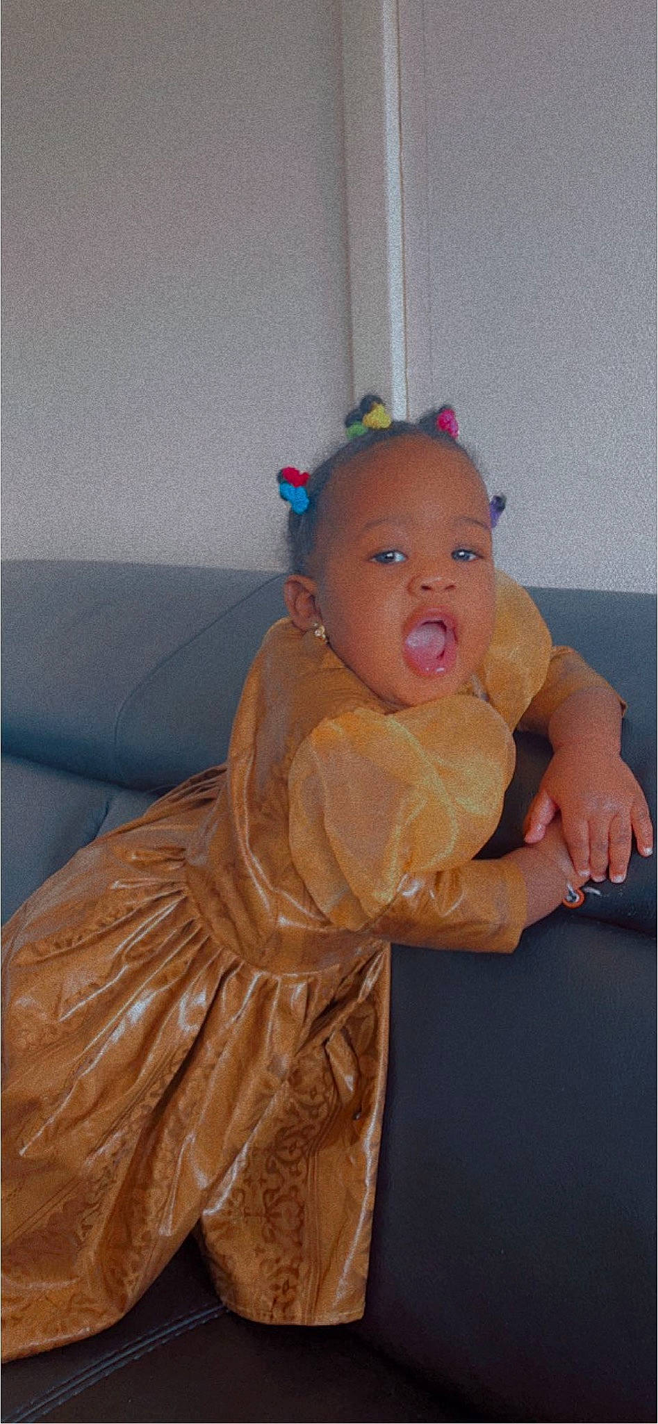 Nafissa a rejoint le concours — aidez-le/la à gagner de superbes lots ! baby, baby_toddler_clothing, child, costume, eye, fashion_design, flooring, fun, fur, linens, peach, person, room, sitting, sleeve, toddler