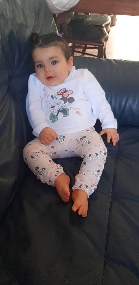 Smahan participe au concours pour gagner de l'argent avec cette photo : arm, baby, baby_toddler_clothing, cheek, child, comfort, couch, eye, face, finger, hand, head, knee, leg, person, skin, sleeve, studio_couch, t_shirt, thigh