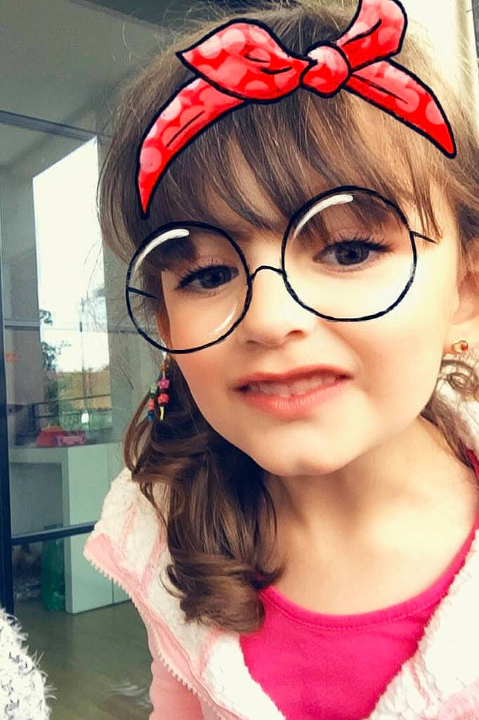 Alycia a rejoint le concours — aidez-le/la à gagner de superbes lots ! bangs, brown_hair, ear, eyebrow, eyewear, fashion_accessory, forehead, girl, glasses, hair_accessory, hair_coloring, hairstyle, head, headband, headgear, headpiece, long_hair, person, product, vision_care