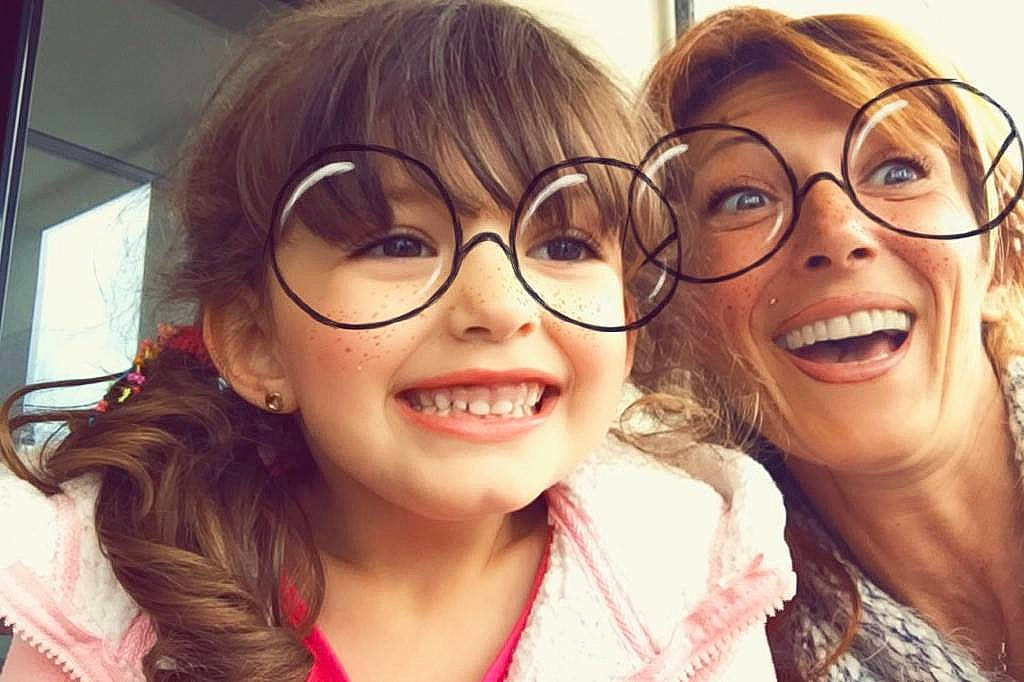 Alycia a rejoint le concours — aidez-le/la à gagner de superbes lots ! brown_hair, cheek, chin, cool, eyebrow, eyewear, facial_expression, fun, girl, glasses, hairstyle, happiness, joy, laughter, lip, nose, person, product, selfie, smile