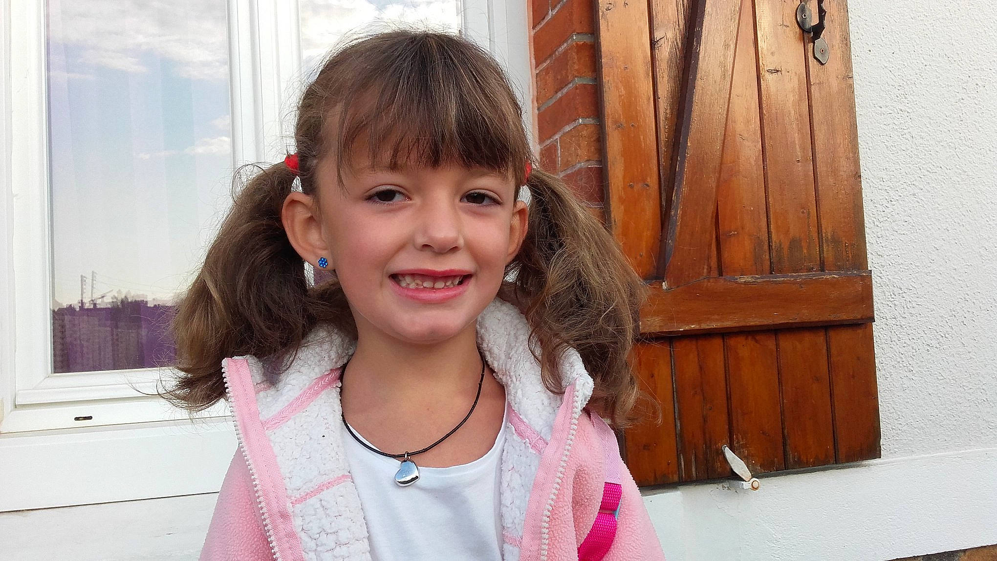 Alycia participe au concours pour gagner de l'argent avec cette photo : beauty, brown_hair, child, fun, girl, hair, hairstyle, happiness, joy, long_hair, person, skin, smile