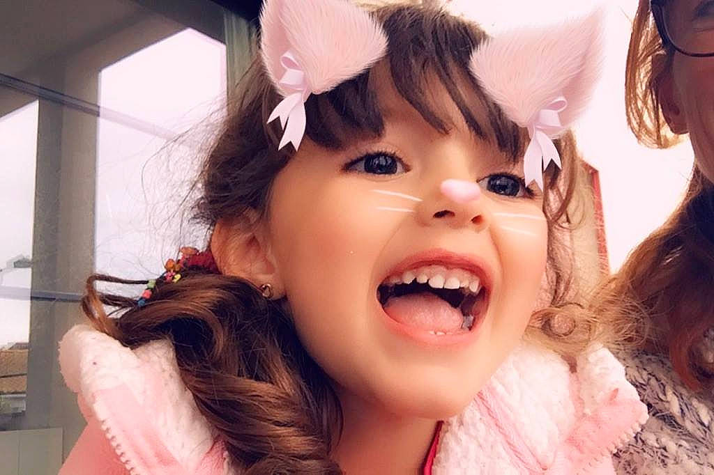 Alycia a rejoint le concours — aidez-le/la à gagner de superbes lots ! brown_hair, cheek, child, ear, eyelash, fun, girl, happiness, laughter, mouth, person, product, skin, smile