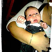 Maxime a rejoint le concours — aidez-le/la à gagner de superbes lots ! baby, child, person, arm, hand, clothing, denim_overalls, bracelet, portrait, indoor, expression, wide_eyes, skin, holding, parent, casual_wear, close_up, face, infant, cute