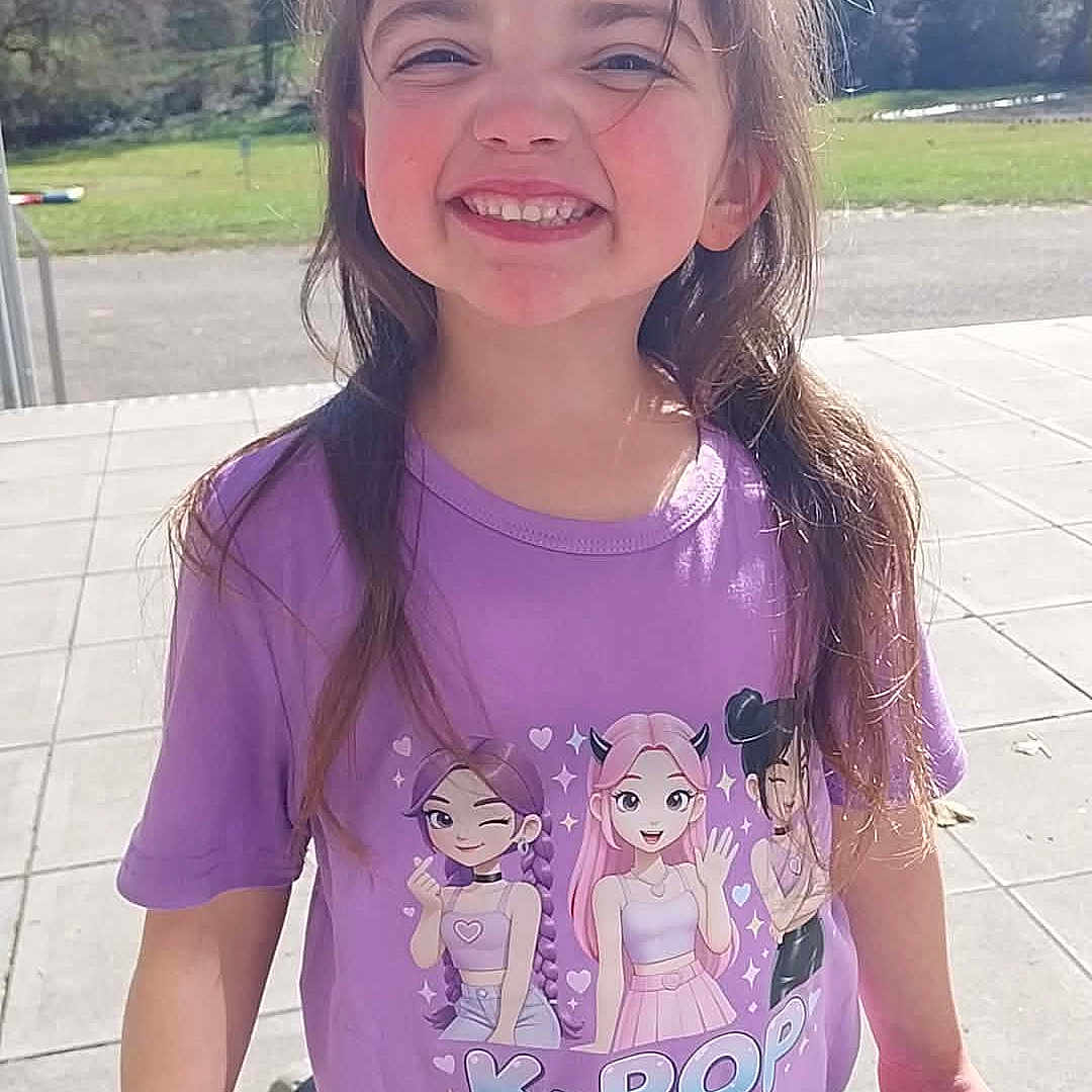 Inaya a rejoint le concours — aidez-le/la à gagner de superbes lots ! child, girl, smiling, outdoor, scooter, purple_tshirt, kpop, happy, sunlight, greenery, play, young, casual_clothing, daylight, person, portrait, fun, joy, hair, standing