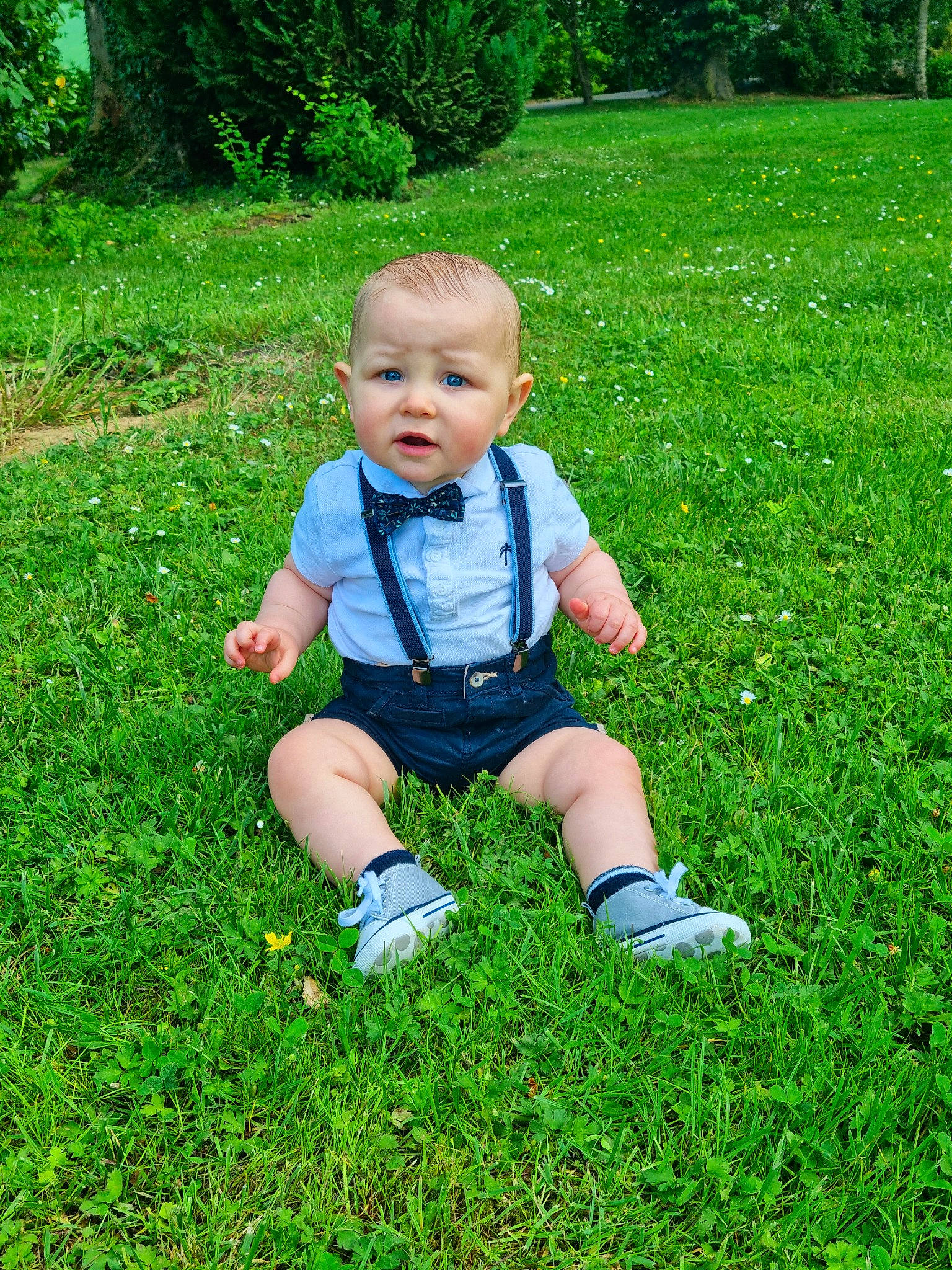 Thyam participe au concours pour gagner de l'argent avec cette photo : baby, baby_toddler_clothing, garden, grass, grass_family, grassland, green, groundcover, happy, lawn, leaf, meadow, people_in_nature, person, plant, recreation, shrub, sitting, t_shirt, toddler