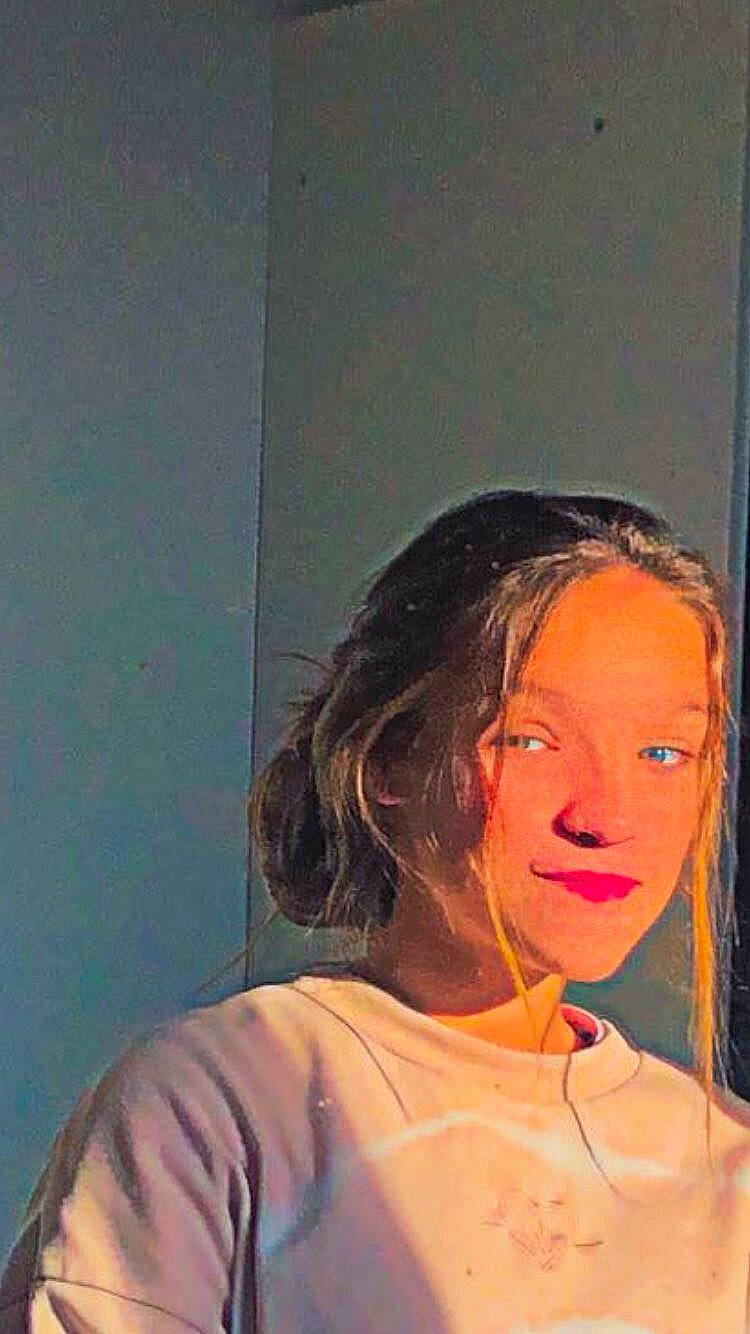 Loa a rejoint le concours — aidez-le/la à gagner de superbes lots ! brown_hair, cheek, chest, chin, eyebrow, eyelash, eyewear, face, flash_photography, forehead, fun, happy, jaw, layered_hair, lip, lipstick, long_hair, nose, person, shoulder