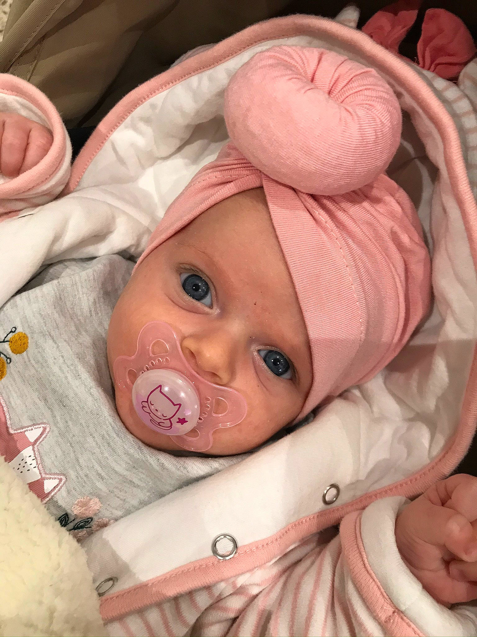 Pénélope participe au concours pour gagner de l'argent avec cette photo : baby, baby_products, baby_toddler_clothing, cheek, child, eye, happy, hat, headwear, iris, linens, lip, mouth, nose, person, pink, product, skin, sleeve, textile