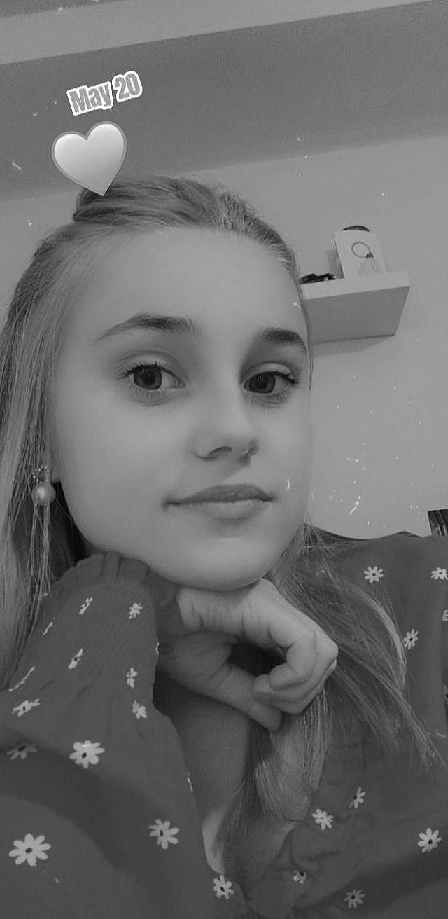 Savannah participe au concours pour gagner de l'argent avec cette photo : balloon, black, black_and_white, cool, ear, eyebrow, eyelash, flash_photography, gesture, happy, iris, jaw, lip, nose, organ, person, photograph, smile, standing, style