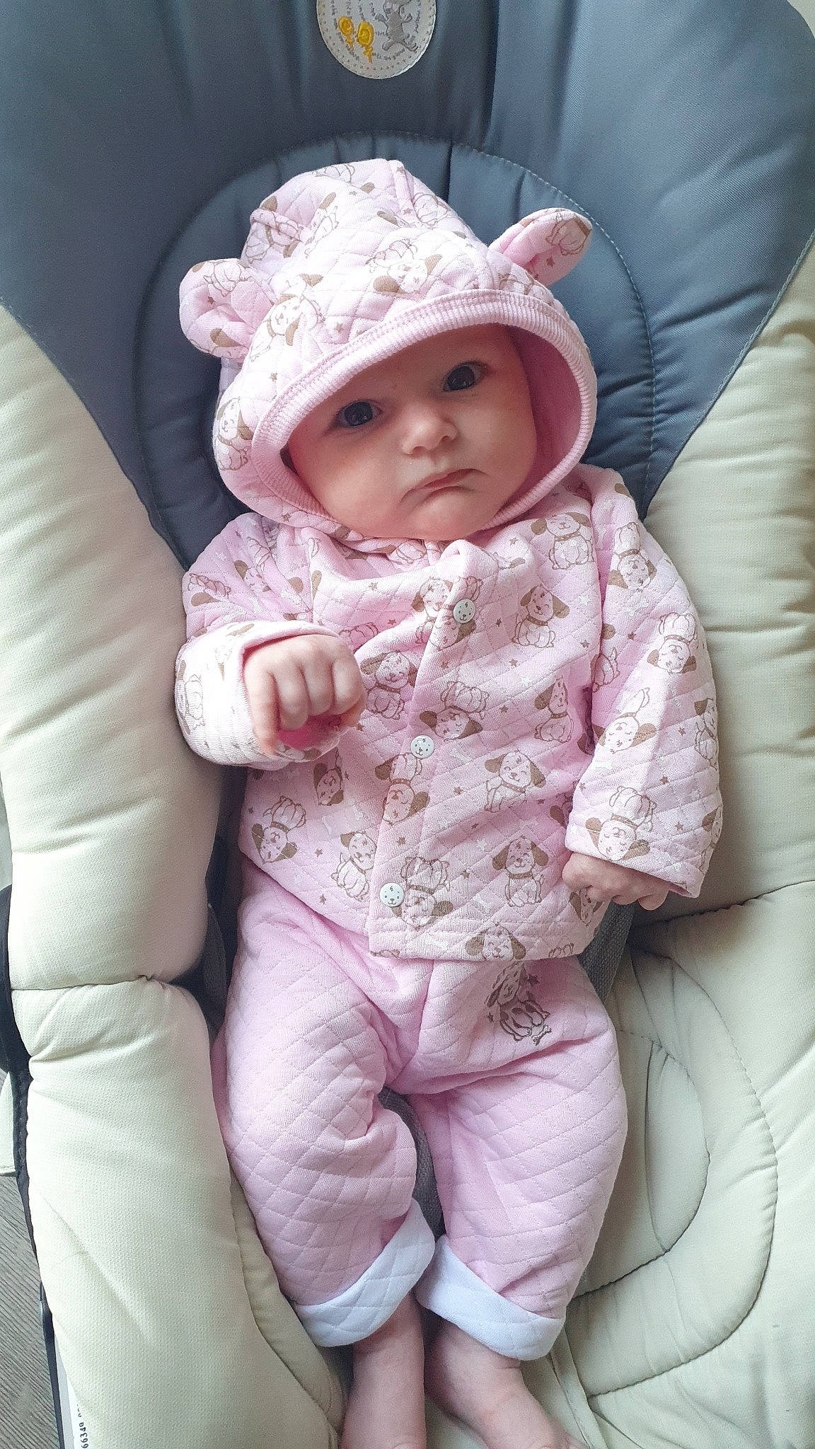 Ylana a rejoint le concours — aidez-le/la à gagner de superbes lots ! baby, baby_toddler_clothing, cap, cheek, child, comfort, eye, face, hat, headwear, linens, lip, magenta, pattern, person, pink, purple, sitting, sleeve, smile