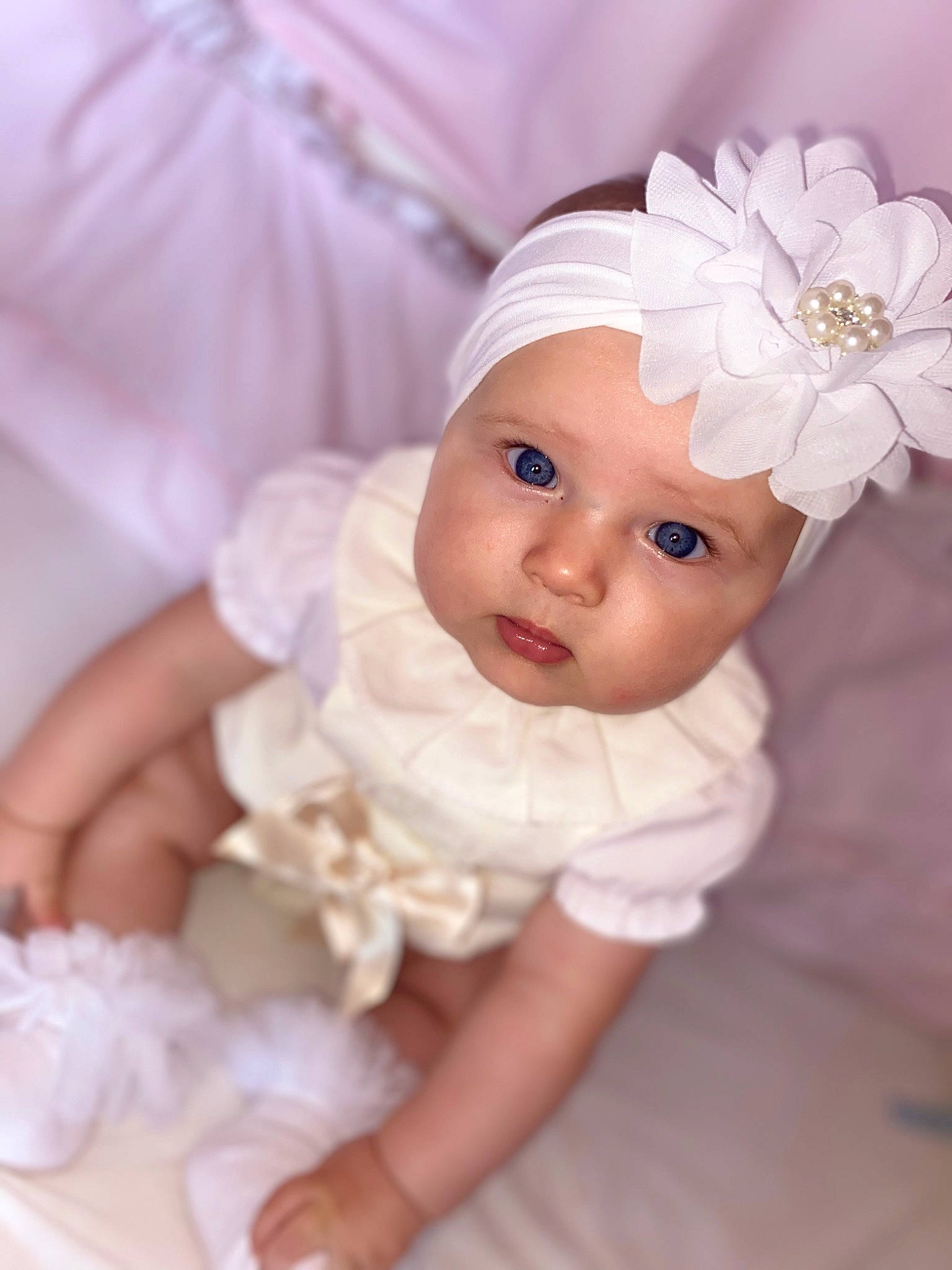 Bonnie a rejoint le concours — aidez-le/la à gagner de superbes lots ! baby, baby_toddler_clothing, bridal_accessory, cap, child, close_up, dress, embellishment, finger, flower, hair_accessory, hand, happy, headpiece, headwear, peach, person, petal, pink, skin