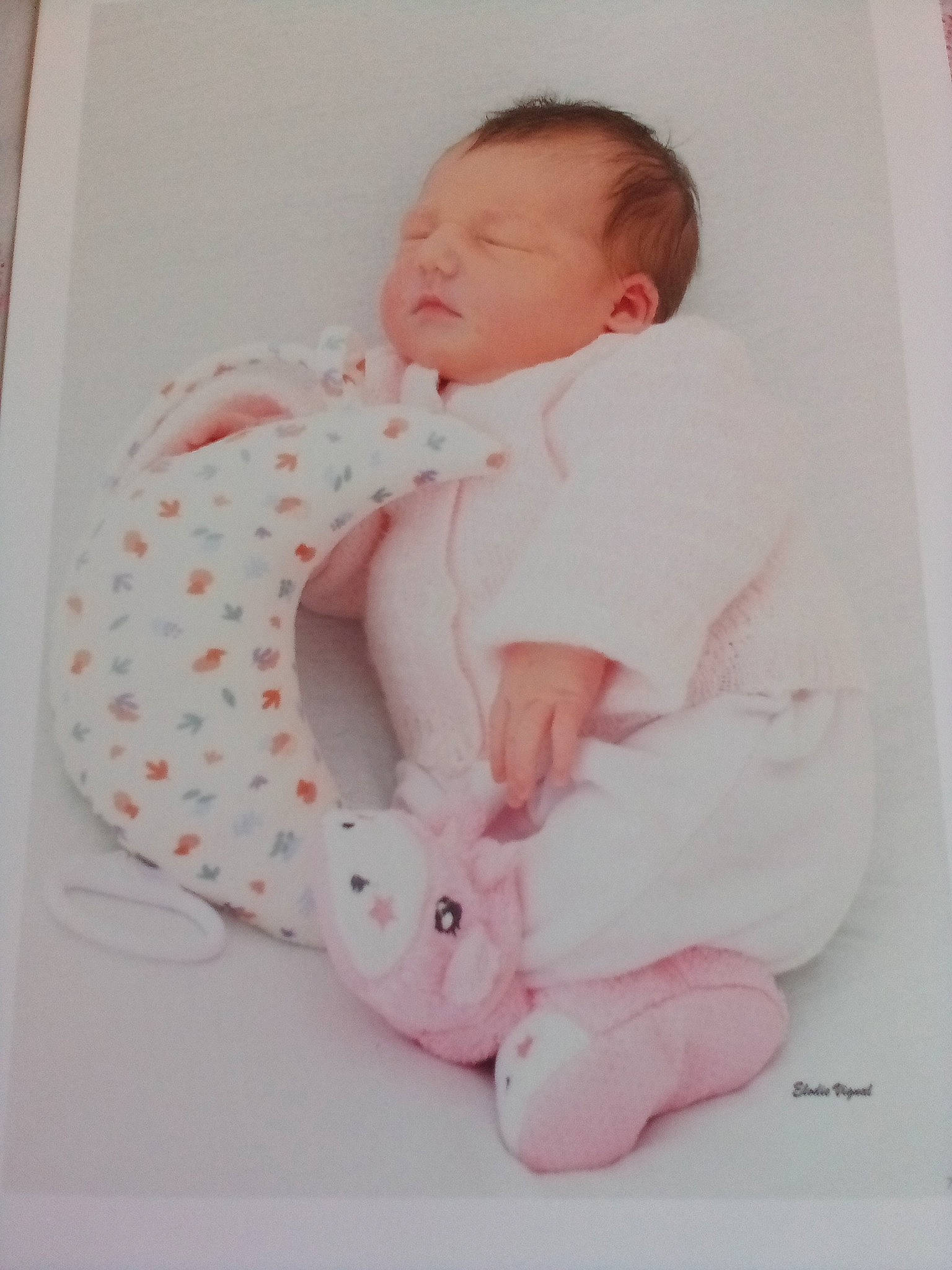 Auxana a rejoint le concours — aidez-le/la à gagner de superbes lots ! baby, baby_products, baby_sleeping, baby_toddler_clothing, bedding, bedtime, carmine, child, collar, comfort, linens, pattern, peach, person, pink, portrait_photography, sitting, sleep, sleeve, toddler