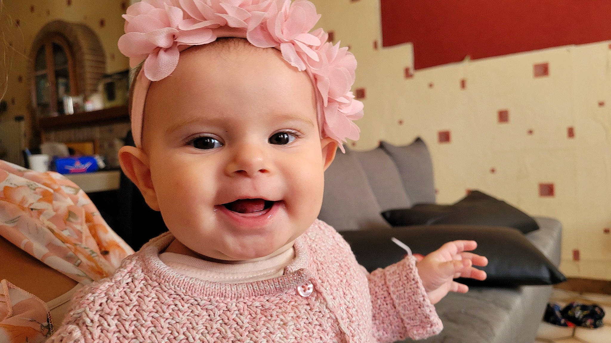 Anastasia a rejoint le concours — aidez-le/la à gagner de superbes lots ! baby_toddler_clothing, cheek, clothing, dress, ear, eye, eyebrow, eyelash, facial_expression, hair, happy, iris, lip, neck, nose, person, skin, sleeve, smile, textile