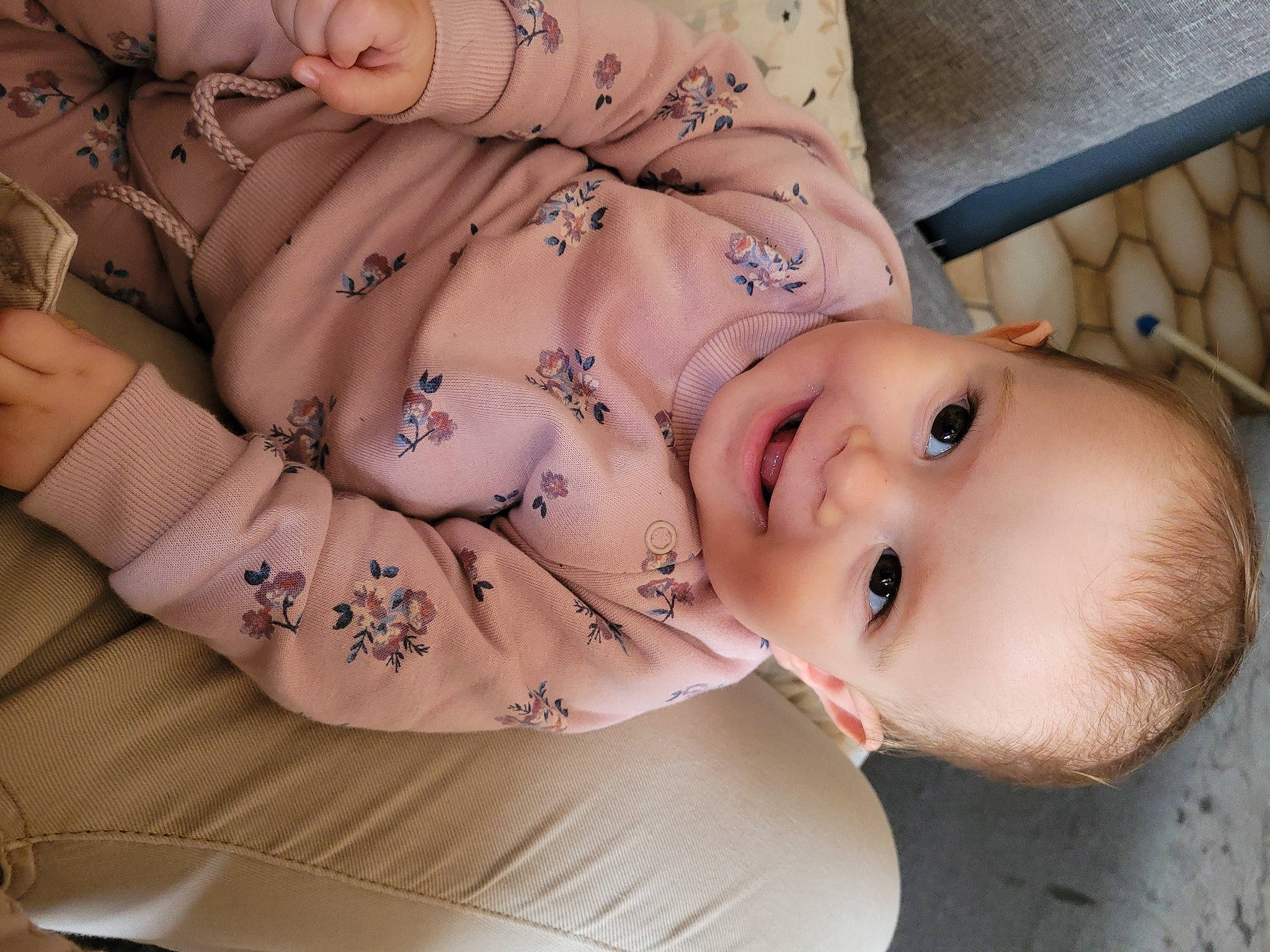 Anastasia a rejoint le concours — aidez-le/la à gagner de superbes lots ! abdomen, baby, baby_toddler_clothing, chest, child, eyebrow, eyelash, finger, gesture, happy, human_leg, joy, lip, nail, nose, pattern, person, skin, smile, toddler