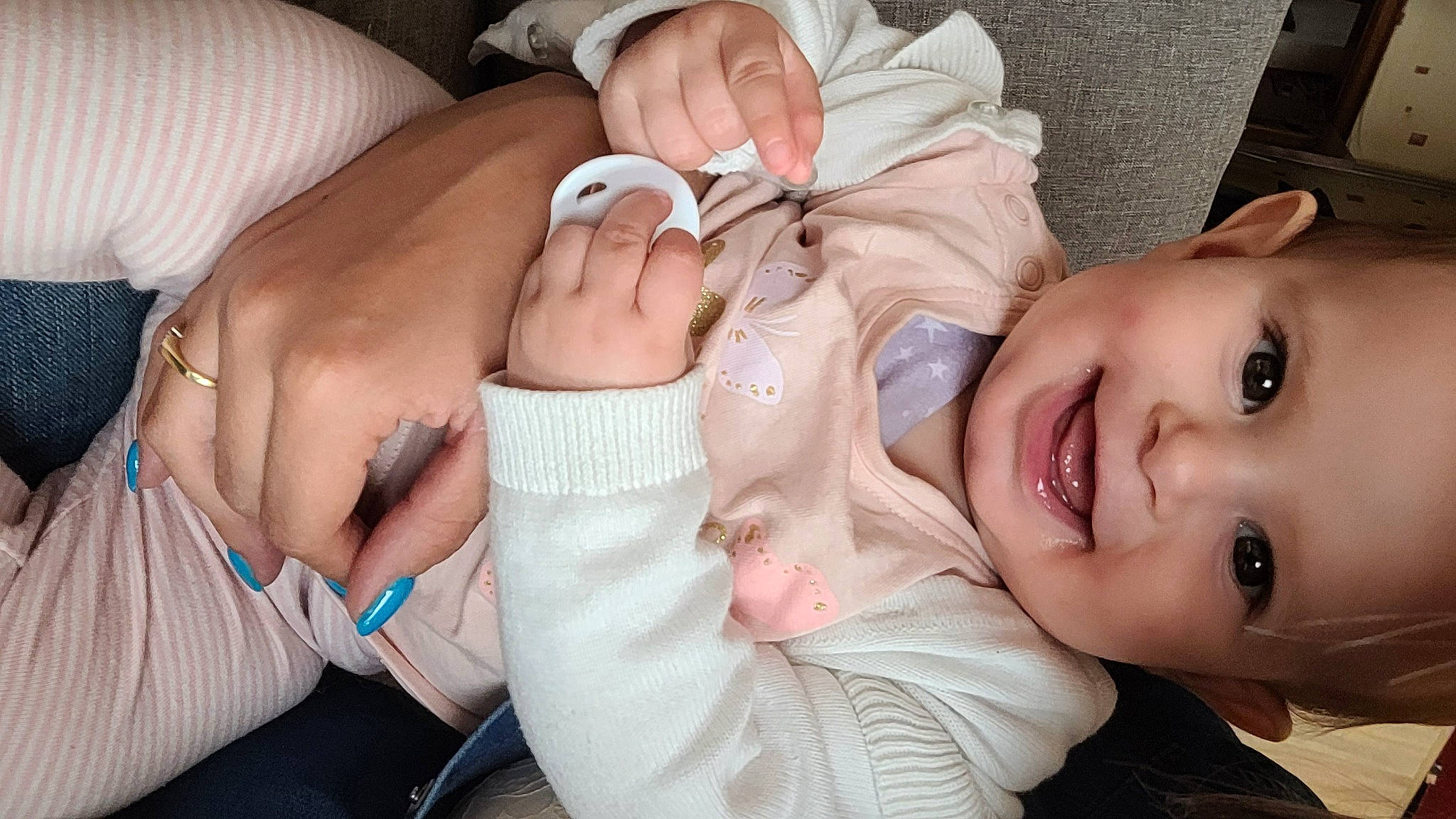 Anastasia a rejoint le concours — aidez-le/la à gagner de superbes lots ! baby, chest, comfort, eye, eyelash, face, finger, gesture, hand, happy, head, human_body, interaction, joy, mouth, muscle, neck, person, skin, smile