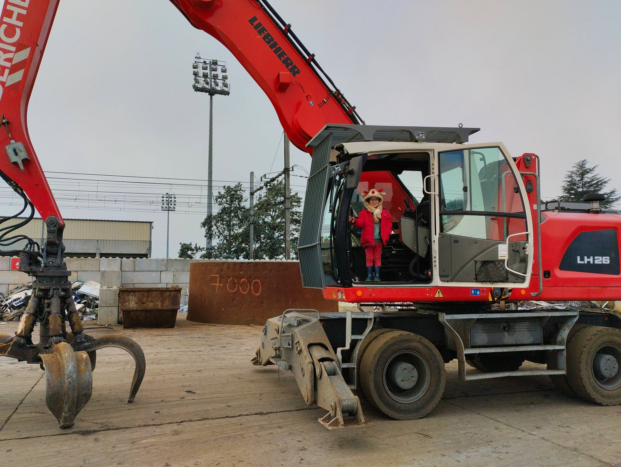 Louka participe au concours pour gagner de l'argent avec cette photo : asphalt, automotive_tire, automotive_wheel_system, commercial_vehicle, concrete, construction_equipment, crane, engineering, headwear, joy, machine, mode_of_transport, motor_vehicle, person, road_surface, rolling, sky, soil, tire, tread