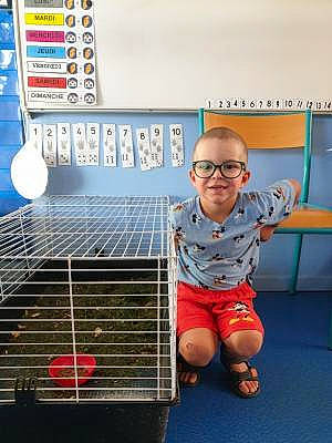 Louka participe au concours pour gagner de l'argent avec cette photo : automotive_design, child, flash_photography, flooring, fun, gas, happy, home_appliance, human_body, human_leg, joy, knee, leisure, machine, major_appliance, net, person, shorts, sitting, smile