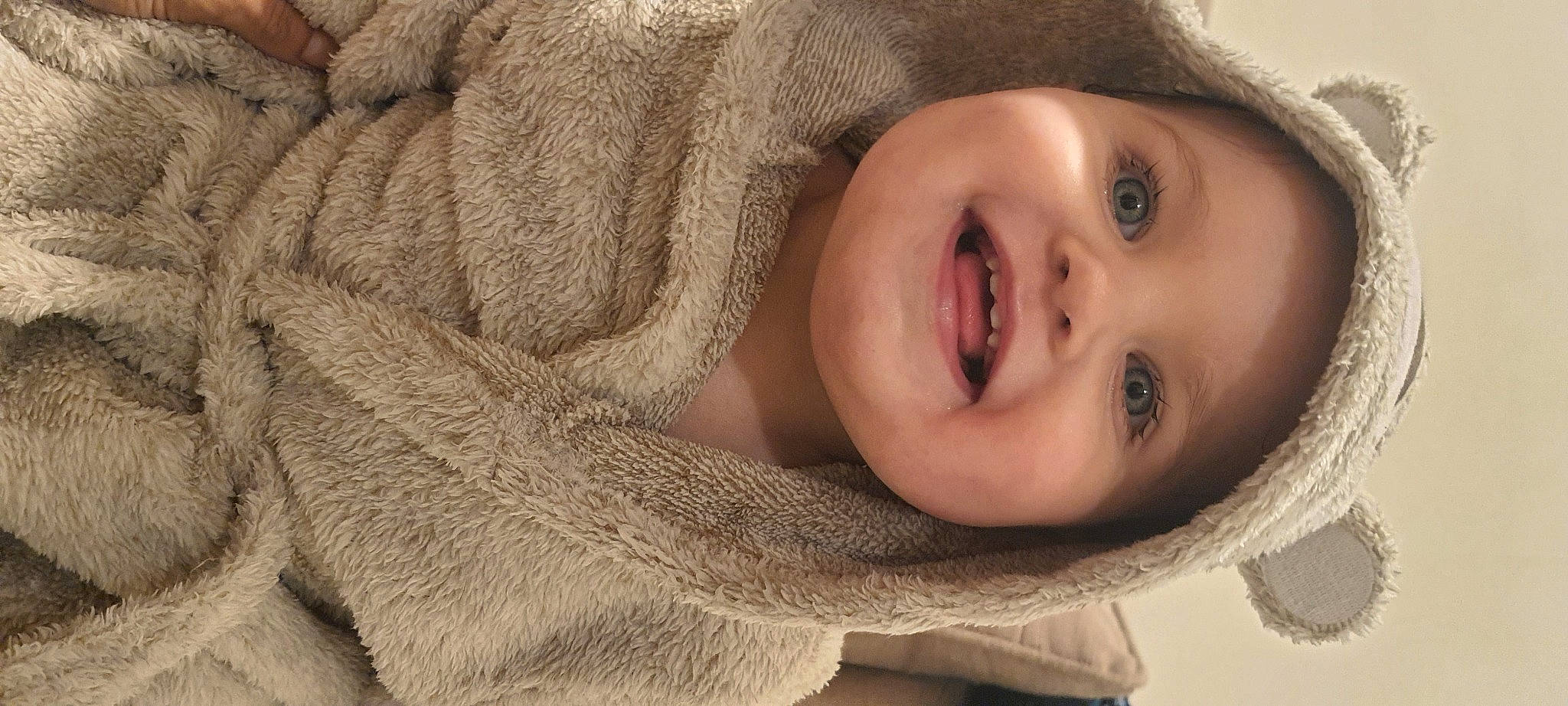 Mila participe au concours pour gagner de l'argent avec cette photo : cheek, chin, clothing, dress, eye, eyebrow, eyelash, facial_expression, flash_photography, happy, headwear, human_body, iris, joy, lip, neck, nose, person, plant, skin