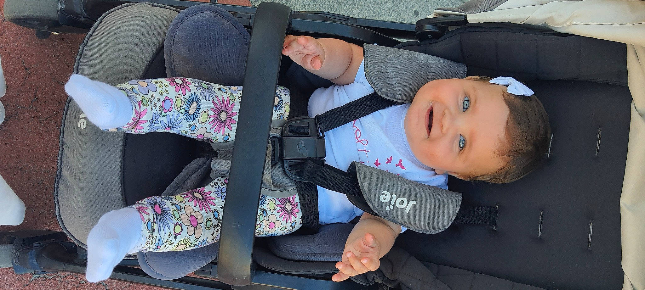 Mila participe au concours pour gagner de l'argent avec cette photo : auto_part, baby, baby_carriage, baby_in_car_seat, baby_products, baby_toddler_clothing, car_seat, car_seat_cover, child, comfort, person, product, seat_belt, sitting, smile, toddler, travel, vehicle_door, white, window