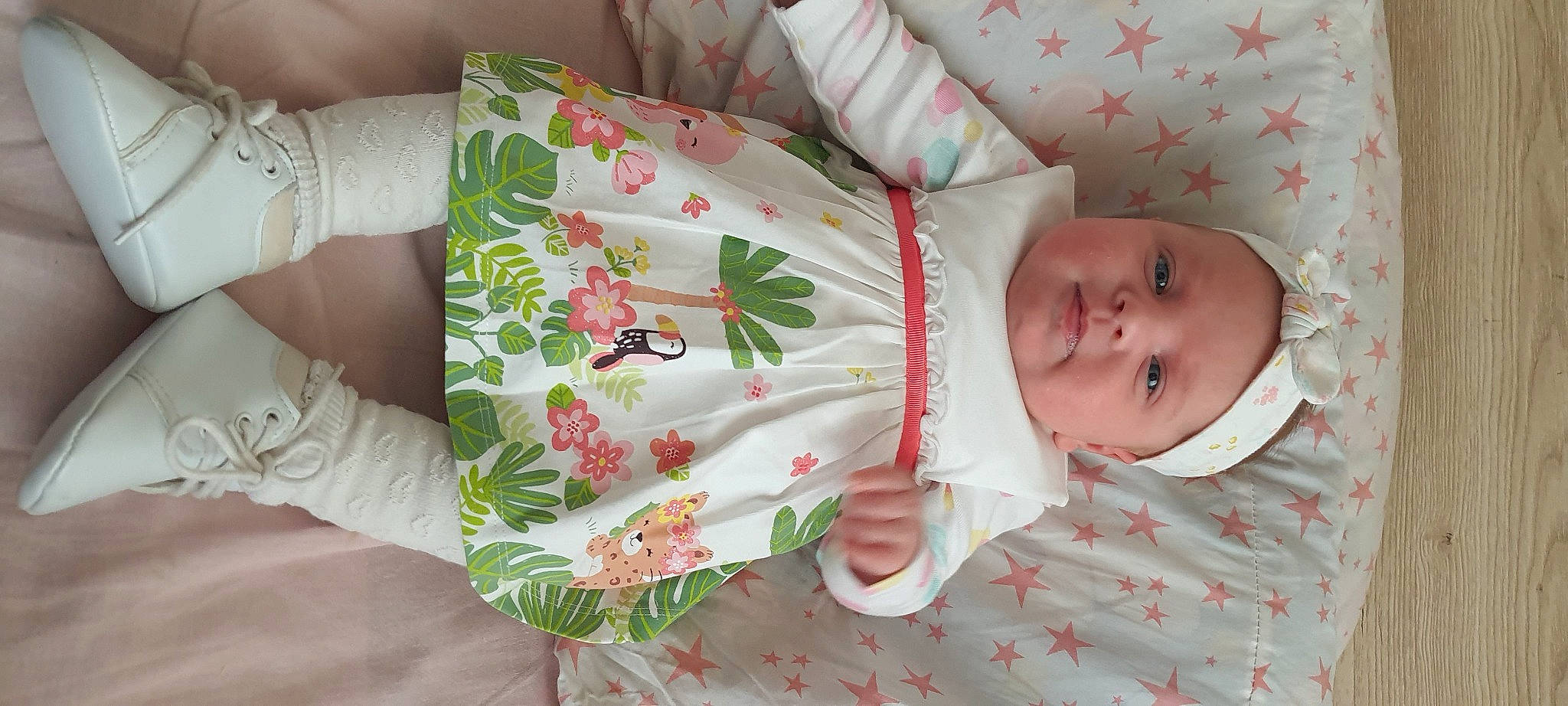 Mila participe au concours pour gagner de l'argent avec cette photo : baby, baby_products, baby_toddler_clothing, carmine, child, comfort, finger, hand, headwear, linens, nail, pattern, peach, person, room, skin, sleeve, textile, toddler, wrist