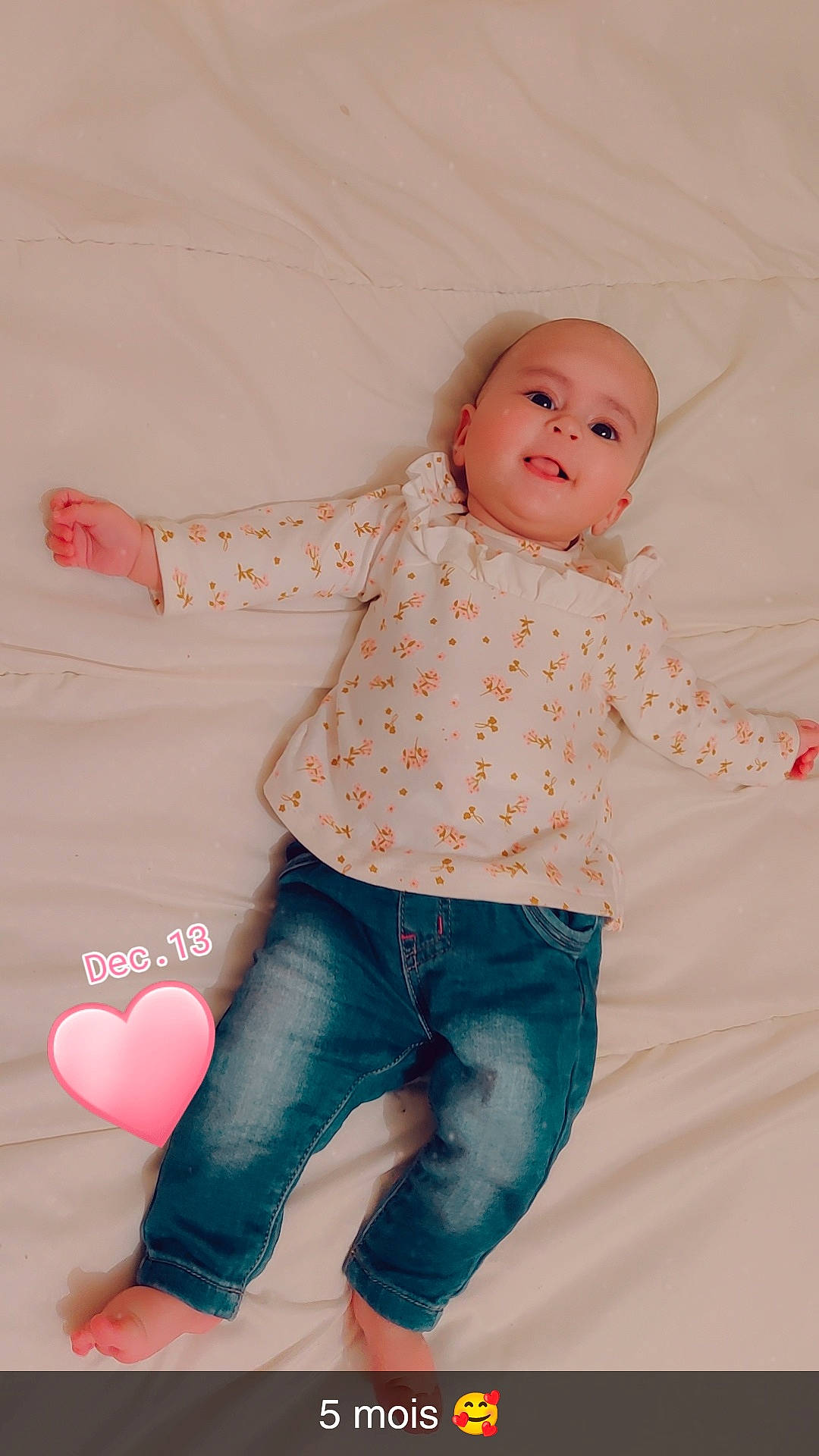 Inaya participe au concours pour gagner de l'argent avec cette photo : baby, baby_toddler_clothing, balloon, child, clothing, facial_expression, finger, fun, gesture, happy, jeans, pattern, people, person, pink, product, skin, sleeve, smile, textile
