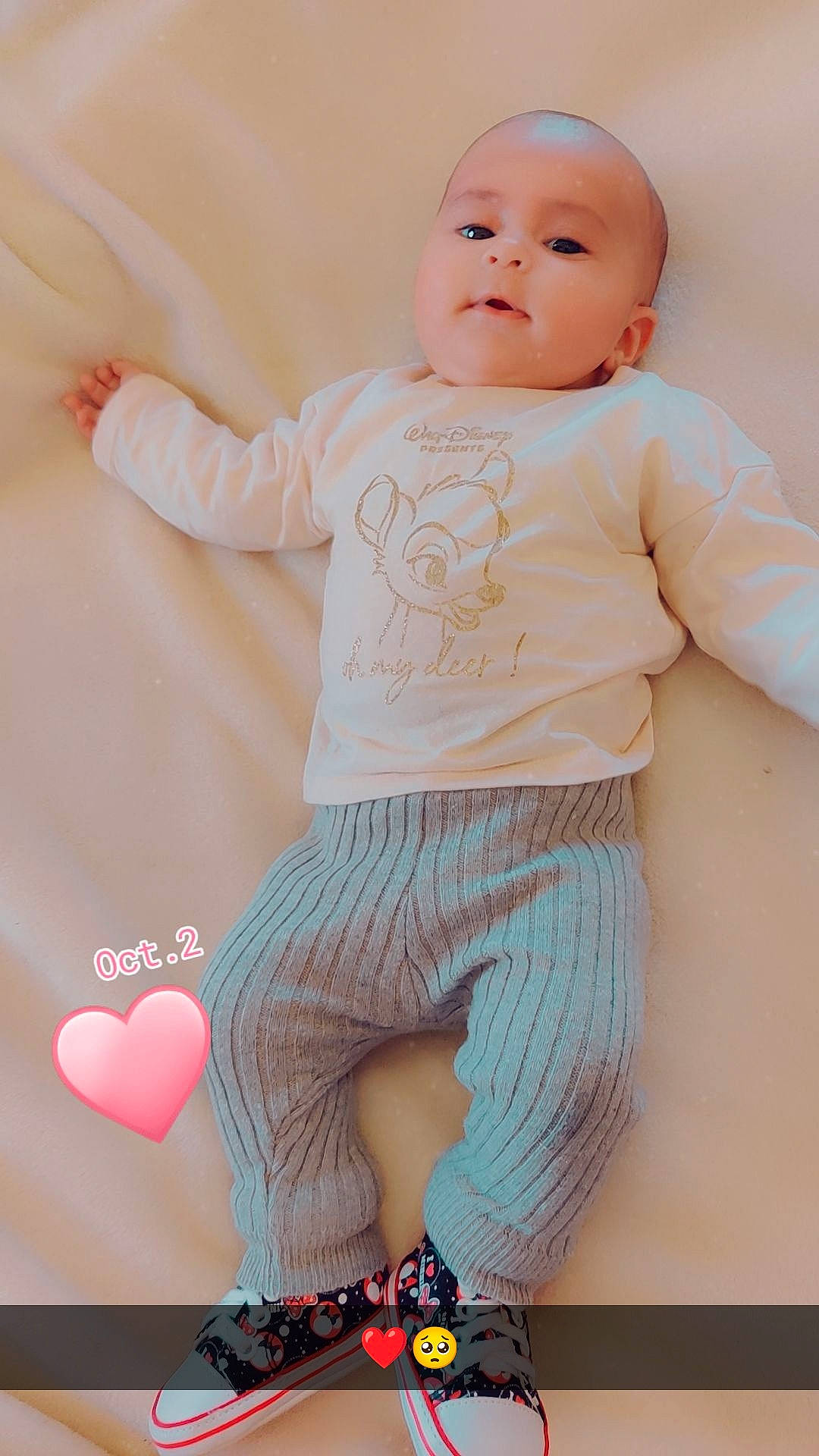 Inaya a rejoint le concours — aidez-le/la à gagner de superbes lots ! arm, baby, baby_toddler_clothing, child, finger, gesture, happy, magenta, orange, pattern, person, pink, skin, sleeve, stomach, t_shirt, thigh, thumb, toddler, waist