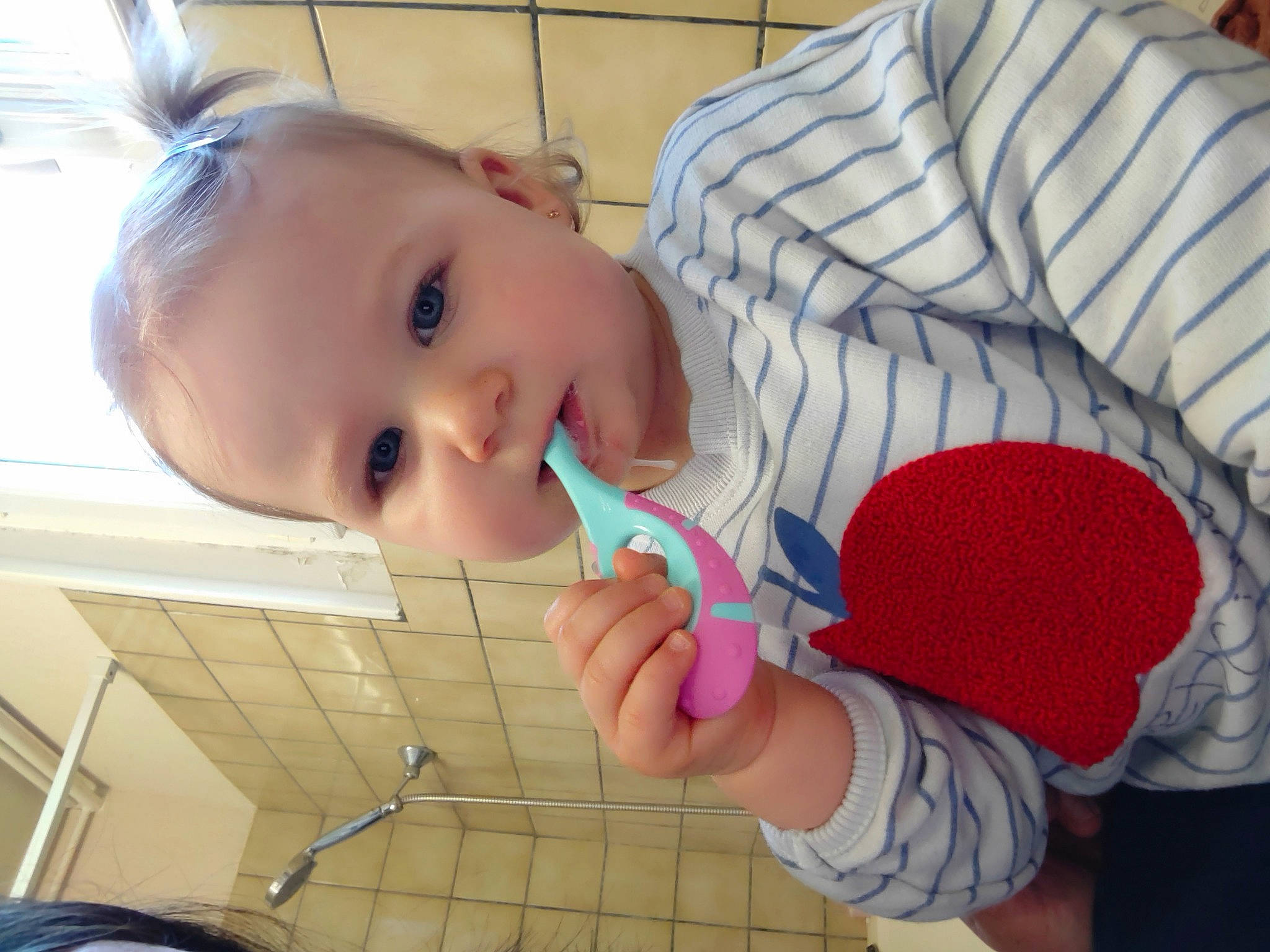 Lylou participe au concours pour gagner de l'argent avec cette photo : arm, baby, baby_products, baby_toddler_clothing, cheek, chin, eye, eyebrow, finger, gesture, human_body, iris, joint, lip, mouth, nose, person, skin, smile, thumb