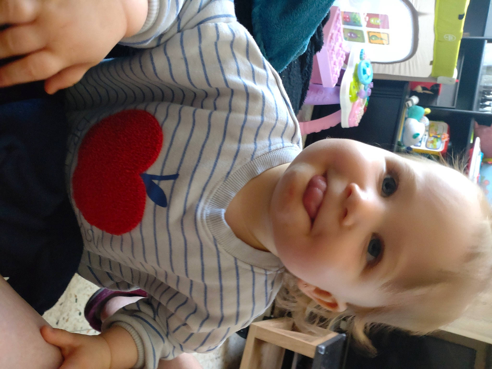Lylou participe au concours pour gagner de l'argent avec cette photo : baby, baby_toddler_clothing, cheek, child, comfort, ear, eyelash, finger, fun, happy, human, iris, joy, mouth, nose, organ, person, skin, smile, thumb