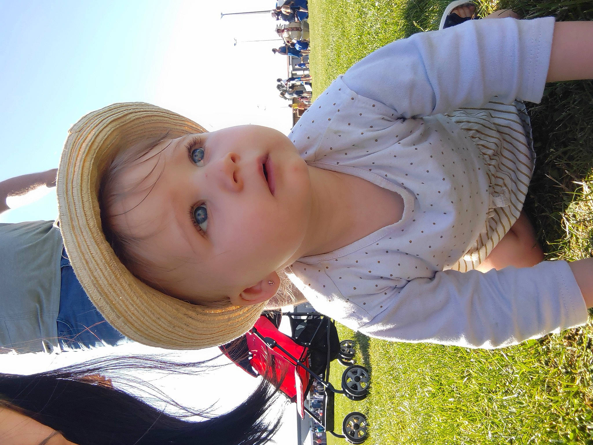 Lylou participe au concours pour gagner de l'argent avec cette photo : baby, blond, child, cool, fun, grass, happy, leisure, people_in_nature, person, plant, recreation, sky, t_shirt, toddler, tree, vacation, white