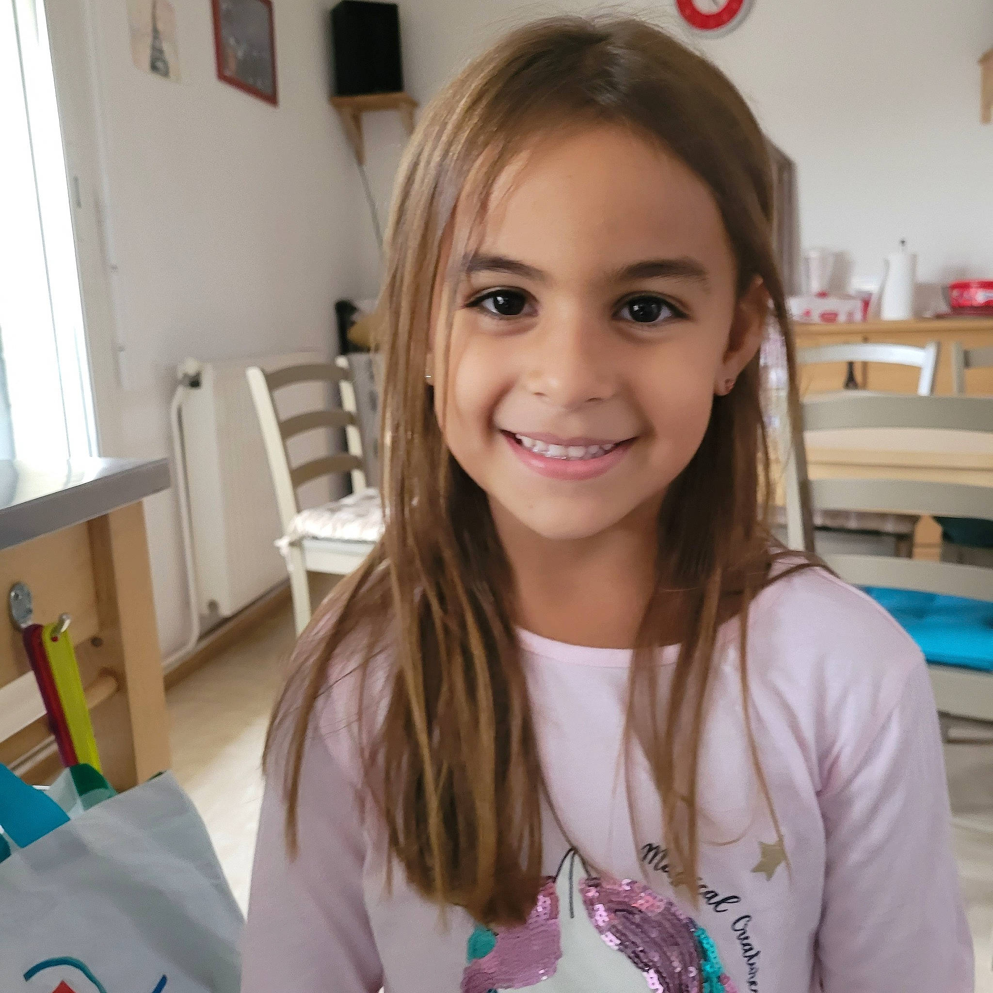 Linda participe au concours pour gagner de l'argent avec cette photo : blond, brown_hair, cheek, chin, eyebrow, eyelash, facial_expression, forehead, fun, hair, hairstyle, happy, iris, jaw, joy, layered_hair, long_hair, person, skin, smile