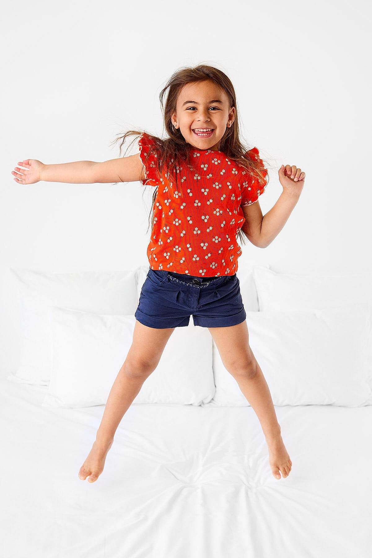 Linda participe au concours pour gagner de l'argent avec cette photo : arm, day_dress, entertainment, fashion_design, flash_photography, gesture, hair, happy, head, human_body, joy, knee, neck, one_piece_garment, performing_arts, person, sleeve, smile, t_shirt, thigh