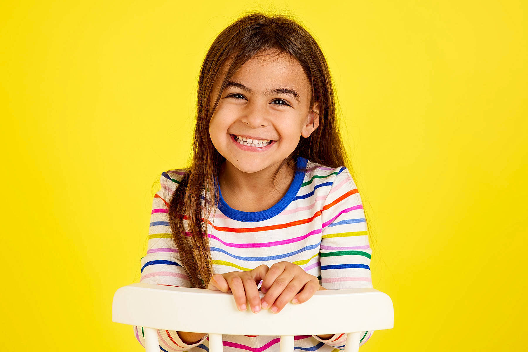 Linda a rejoint le concours — aidez-le/la à gagner de superbes lots ! child, elbow, electric_blue, event, eye, facial_expression, fun, gesture, hairstyle, hand, happy, joy, laugh, person, portrait_photography, sitting, skin, sleeve, smile, t_shirt